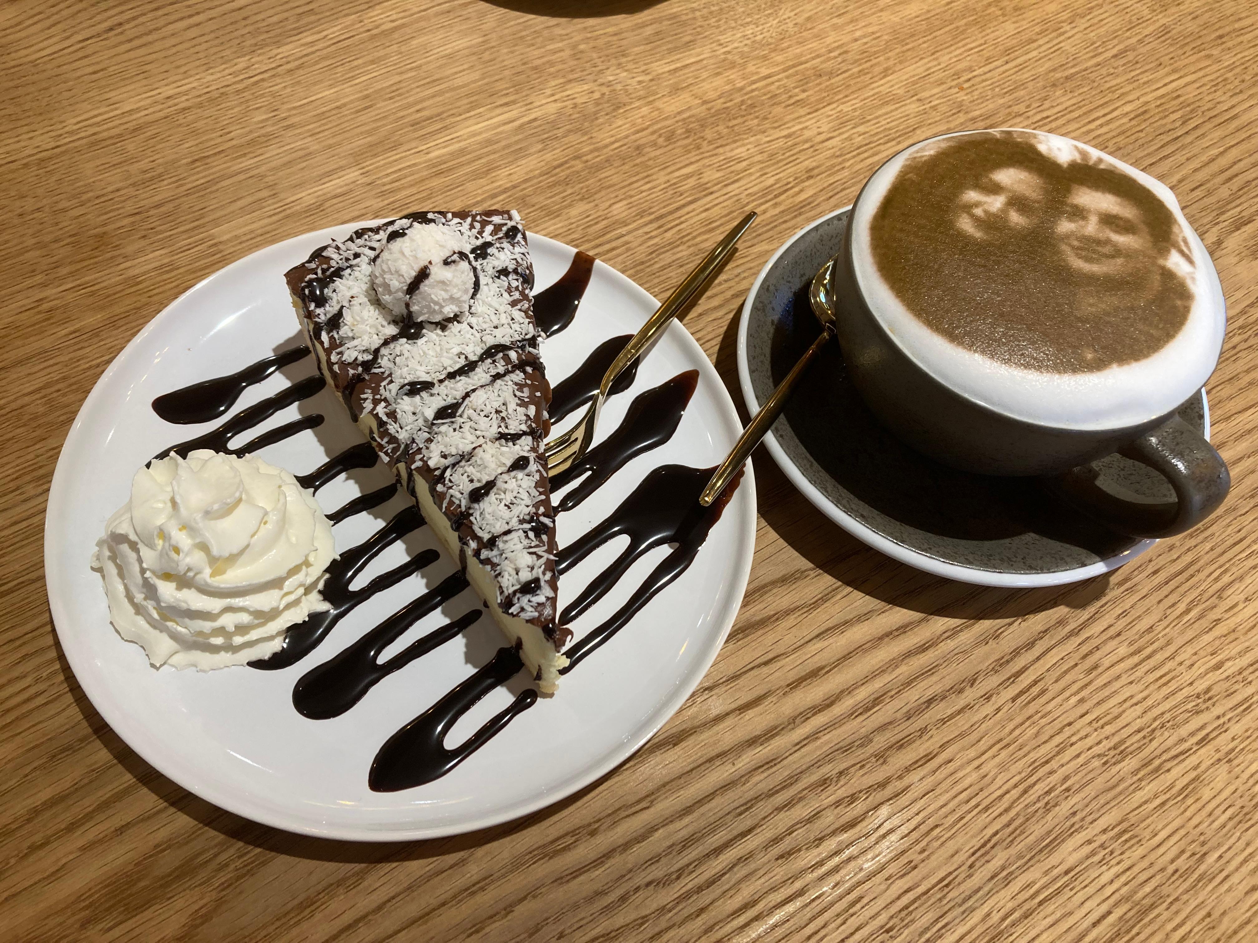 Romantisches Kaffee-Date mit Kokos-Käsekuchen und einem Paar-Foto als Milchschaumdruck. In den vergangenen Wochen habe es schon einige Heiratsanträge im Café gegeben, erzählt Sanaye.
