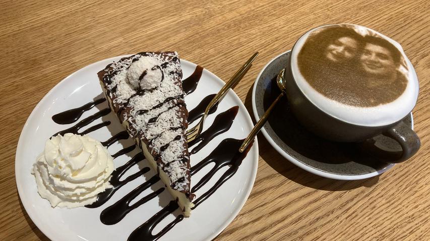 Romantisches Kaffee-Date mit Kokos-Käsekuchen und einem Paar-Foto als Milchschaumdruck. In den vergangenen Wochen habe es schon einige Heiratsanträge im Café gegeben, erzählt Sanaye.