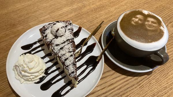 Romantisches Kaffee-Date mit Kokos-Käsekuchen und einem Paar-Foto als Milchschaumdruck. In den vergangenen Wochen habe es schon einige Heiratsanträge im Café gegeben, erzählt Sanaye.