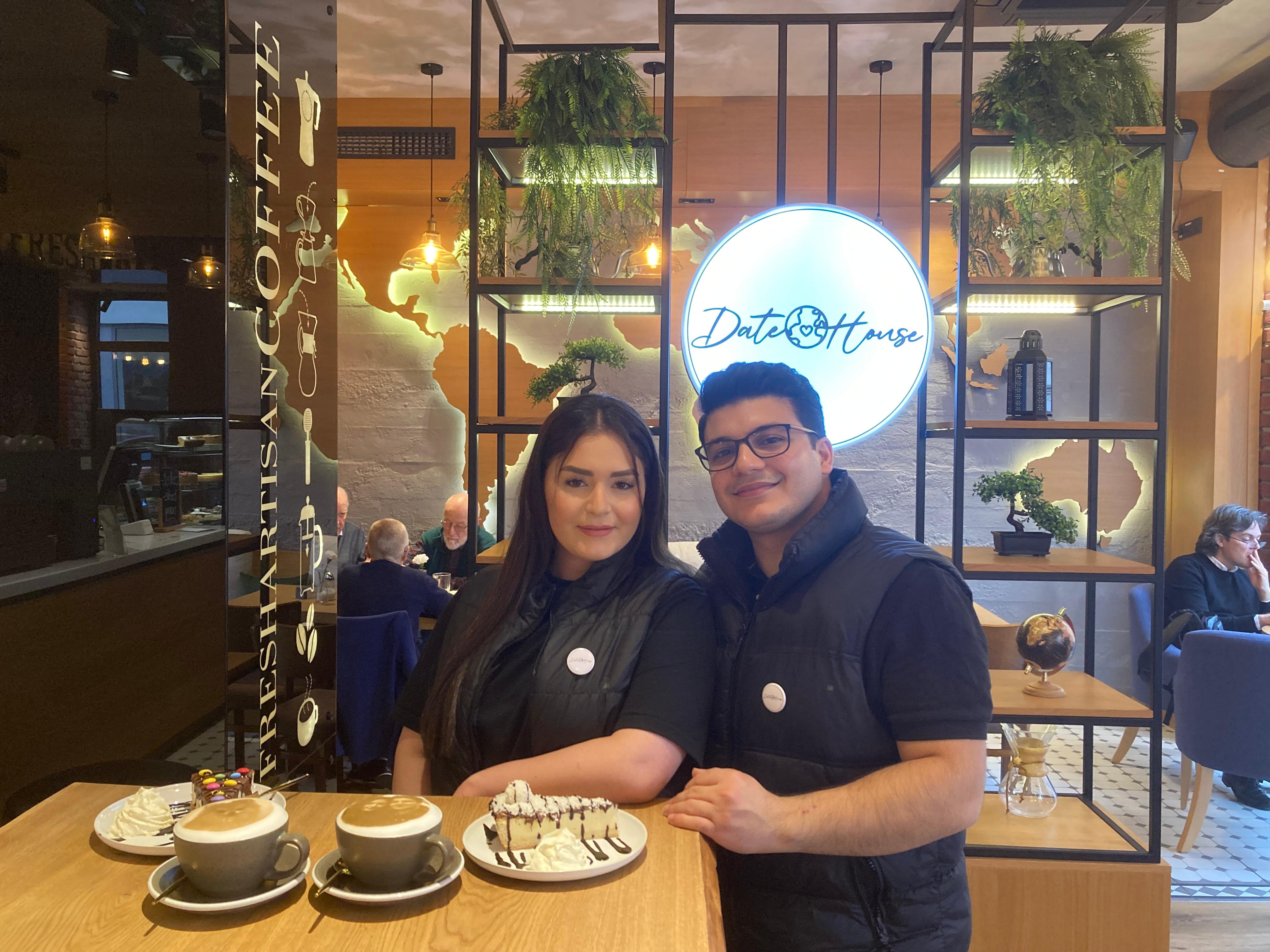 "Die Idee hatten wir schon vor zehn Jahren, vor fünf Jahren haben wir angefangen, uns intensiver damit auseinanderzusetzen", erzählt die 26-Jährige. Nun haben sie sich endlich den Traum vom eigenen Café verwirklicht.