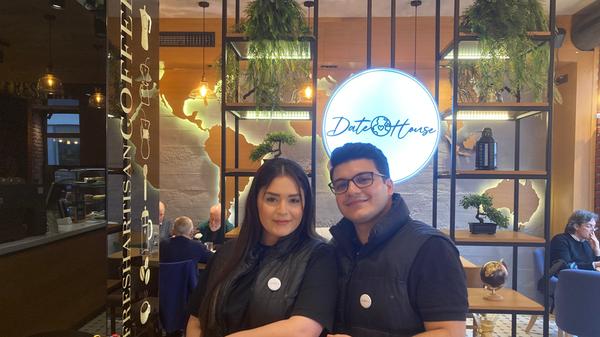 "Die Idee hatten wir schon vor zehn Jahren, vor fünf Jahren haben wir angefangen, uns intensiver damit auseinanderzusetzen", erzählt die 26-Jährige. Nun haben sie sich endlich den Traum vom eigenen Café verwirklicht.