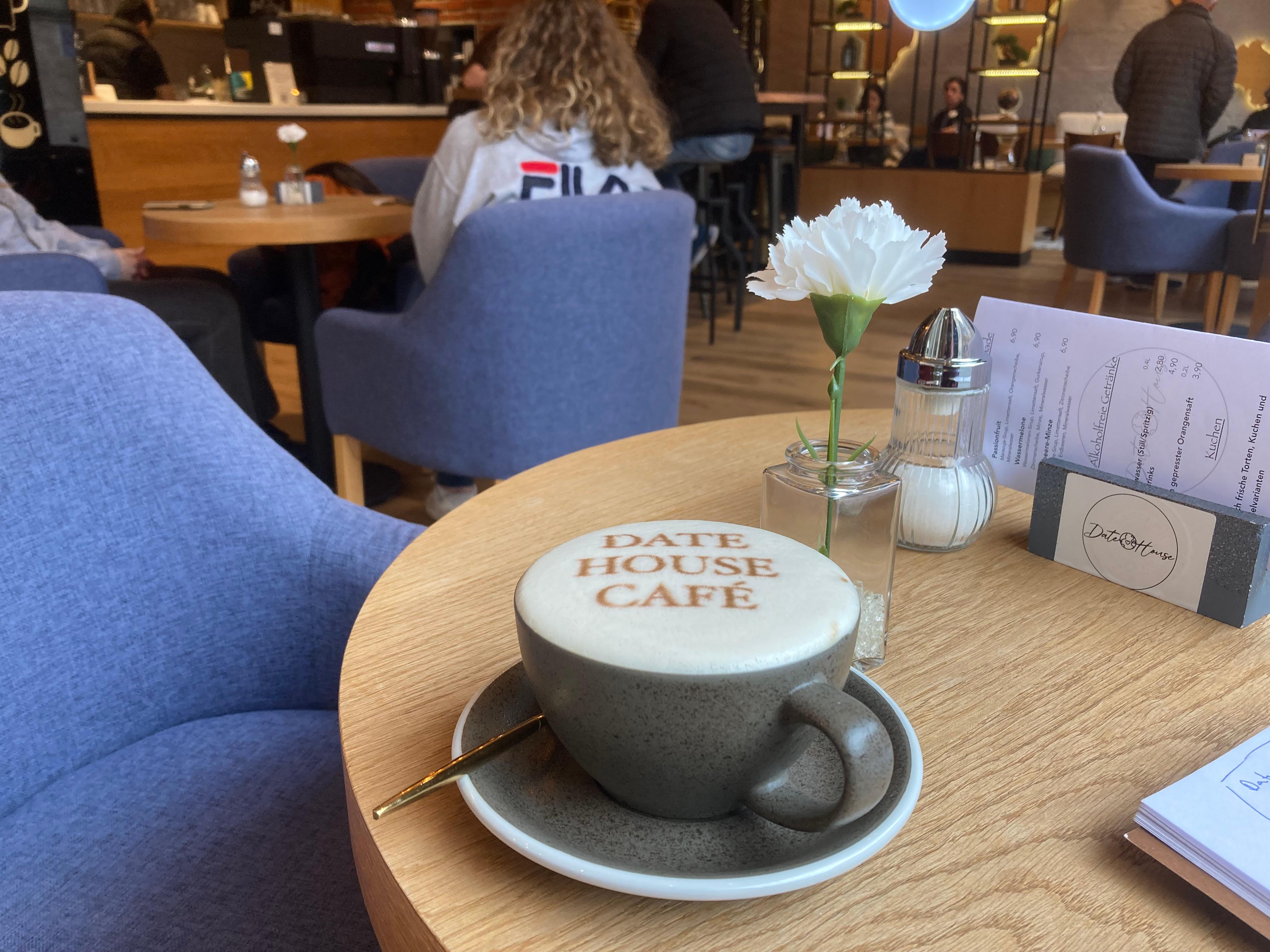 Statt auf klassische Latte-Art setzen die Inhaber auf bedruckten Milchschaum.