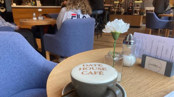 Statt auf klassische Latte-Art setzen die Inhaber auf bedruckten Milchschaum.