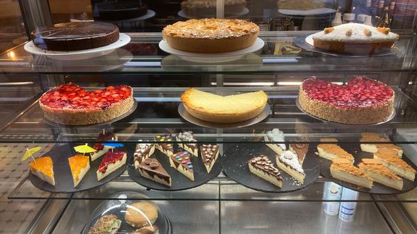 Bis zu acht verschiedene Käsekuchen-Varianten gibt es regelmäßig im Café "Date House".