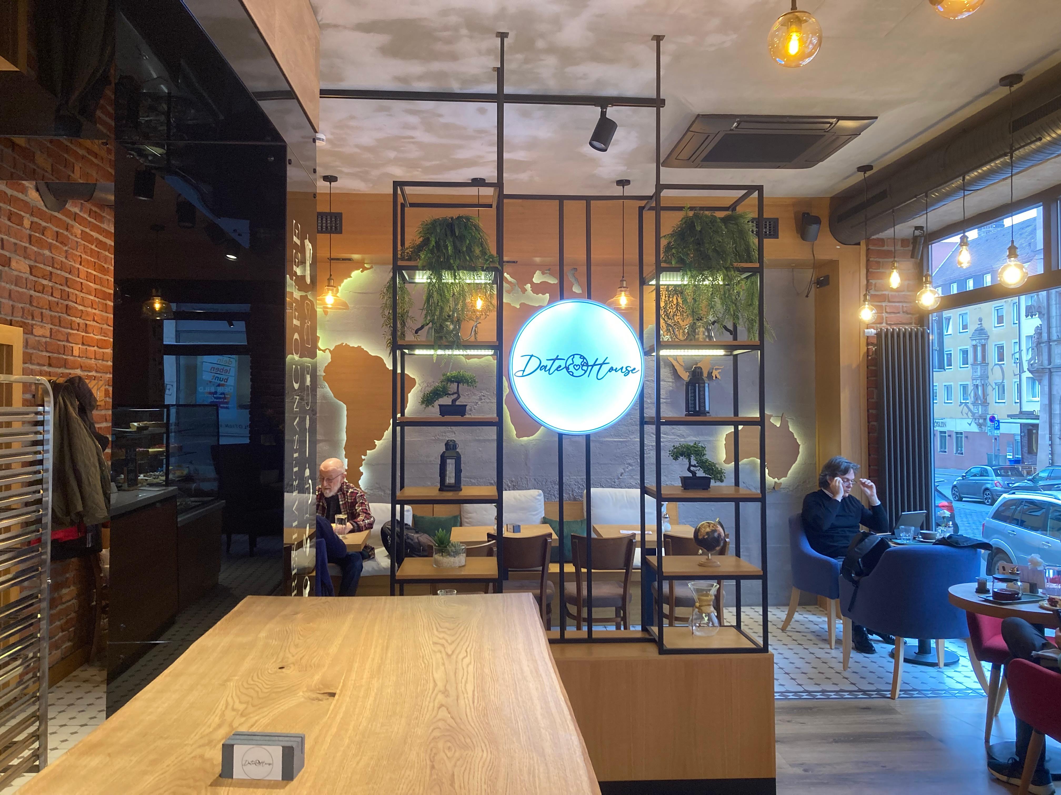 Inspiration für das Café kommt auch aus dem Ausland: "Wir haben eine kleine Weltreise hinter uns", erzählt Sanaye. An der Wand des Cafés prangt eine hölzerne Weltkarte, die der Vorbesitzer hinterlassen hat.