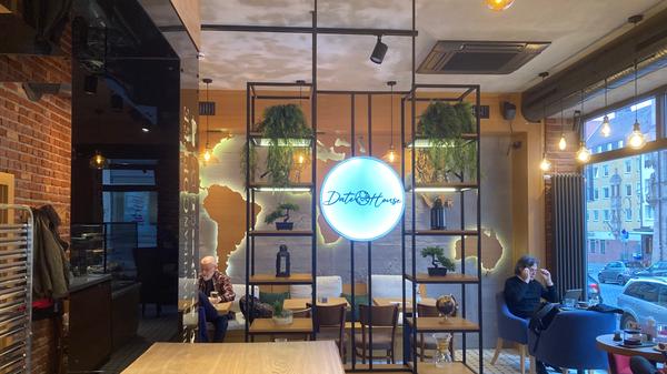 Inspiration für das Café kommt auch aus dem Ausland: "Wir haben eine kleine Weltreise hinter uns", erzählt Sanaye. An der Wand des Cafés prangt eine hölzerne Weltkarte, die der Vorbesitzer hinterlassen hat.