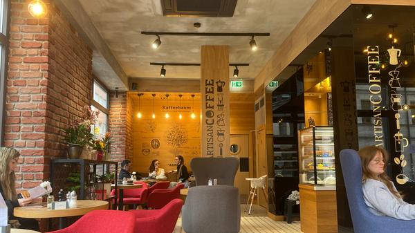 Nicht nur bei der Inneneinrichtung hat das Paar nichts dem Zufall überlassen: Jahrelang haben sie sich mit Kaffee beschäftigt, nun bestellen sie eine eigene Röstung nur für das "Date House".