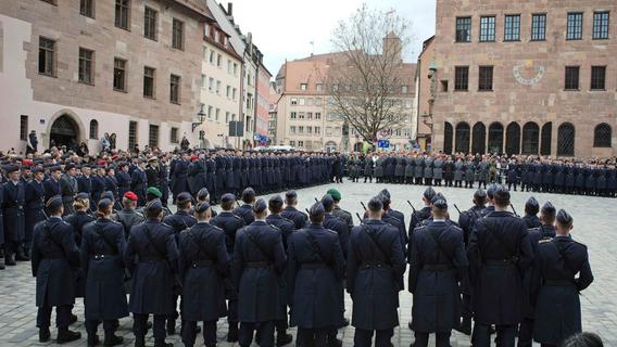 300 Soldatinnen und Soldaten legen auf dem Sebalder Platz in Nürnberg ihren Diensteid ab