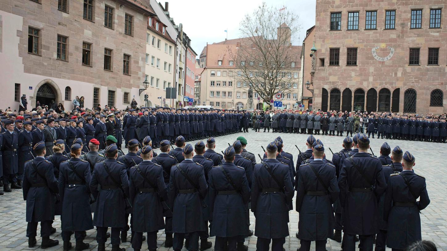 Rund 300 Rekrutinnen und Rekruten legten am Donnerstag in Nürnberg ihr Gelöbnis ab. Rund 300 Rekrutinnen und Rekruten legten am Donnerstag in Nürnberg ihr Gelöbnis ab.