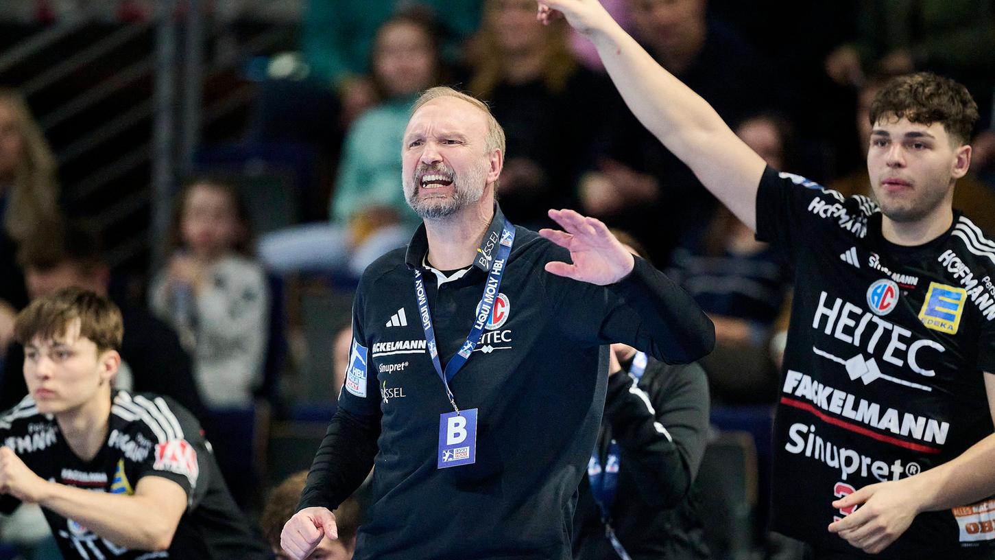 "Als Hartmut gesagt hat, du kommst jetzt rein": Tobias Buck steht für seinen zweiten Profi-Einsatz vor über 8000 Zuschauern im Team von HCE-Coach Mayerhoffer bereit. "Als Hartmut gesagt hat, du kommst jetzt rein": Tobias Buck steht für seinen zweiten Profi-Einsatz vor über 8000 Zuschauern im Team von HCE-Coach Mayerhoffer bereit.