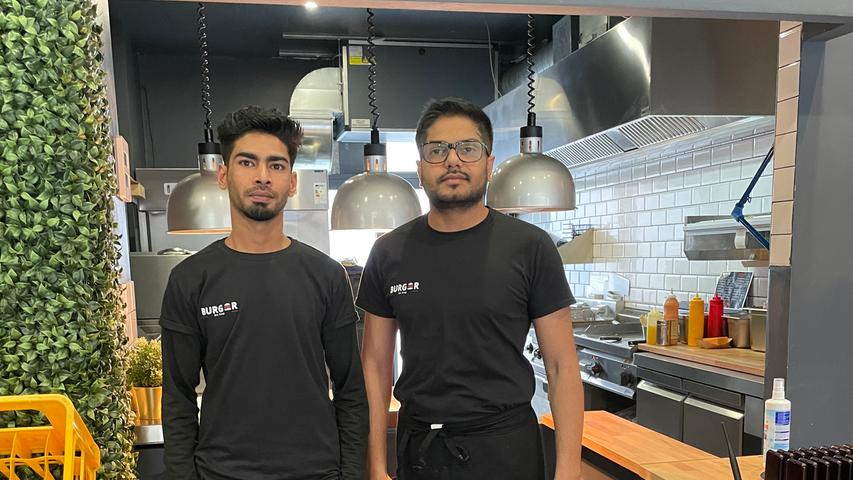 Hassan Akhtar (rechts) und sein Bruder Ali (links) betreiben das "Bit Stop Burger"