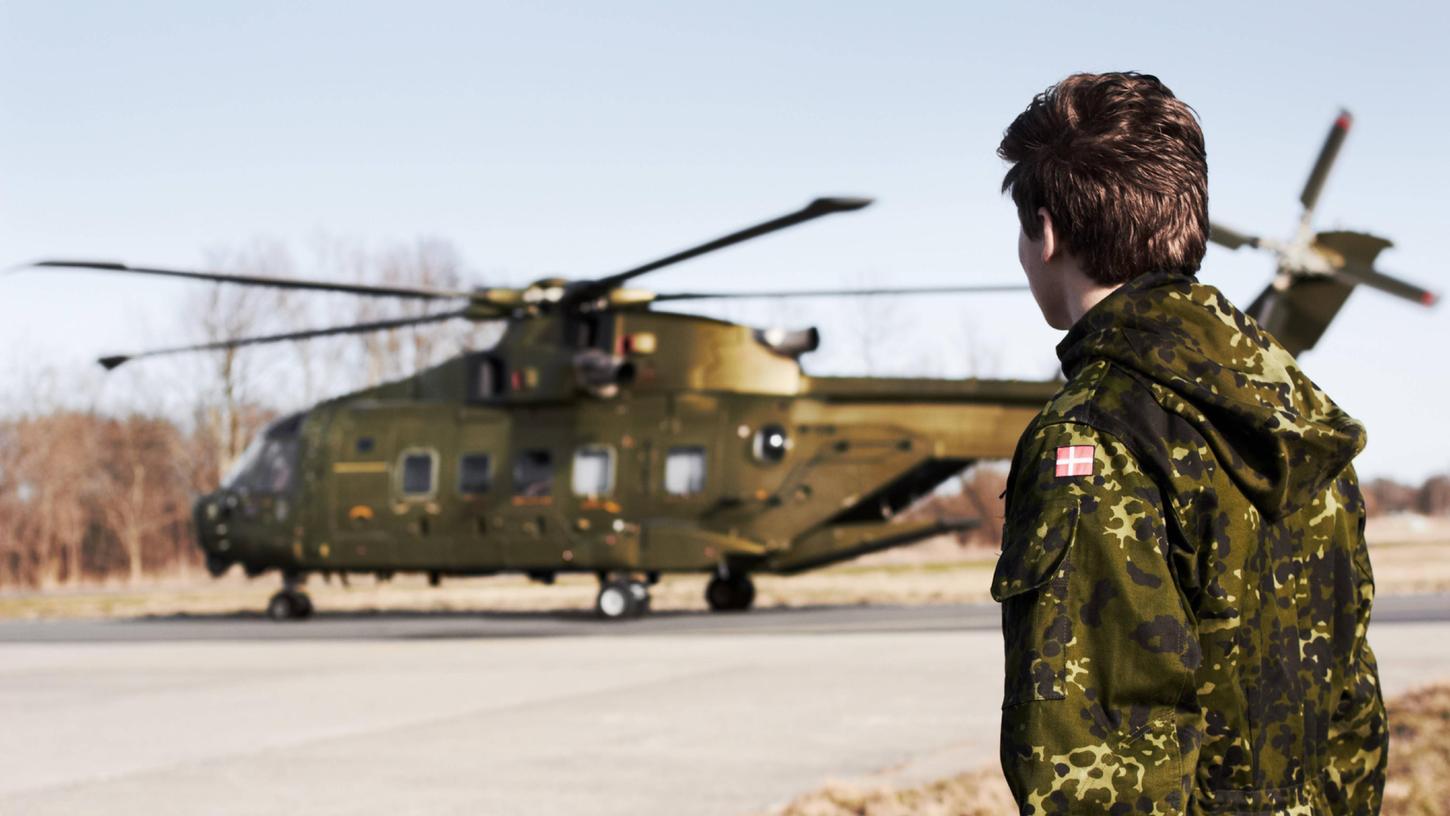 Ein Soldat steht vor einem Helikopter. (Symbolbild)
