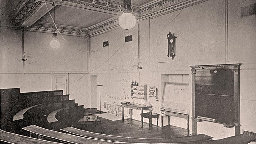 Hörsaal der Erlanger Medizinischen Klinik zu Beginn des 20. Jahrhunderts im Südflügel des Alten Universitätskrankenhauses, historisch. Hier hat Adolf von Strümpell höchstwahrscheinlich bis zu seinem Weggang 1903 gelehrt. Heute heißt das Auditorium Harald-zur-Hausen-Hörsaal.