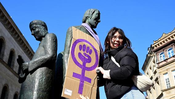 Aktion zum Frauentag: Der Fürther Dreiherrenbrunnen wird zum Dreifrauenbrunnen