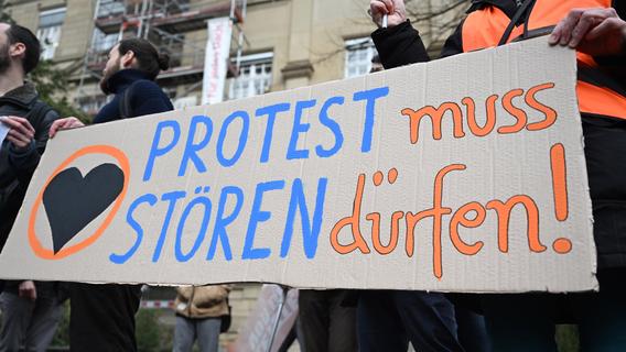 Kleben war gestern -  nun setzt auch die Nürnberger "Letzte Generation" auf neue Protestformen