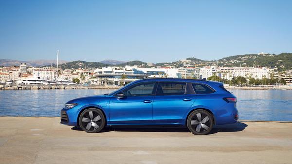 Die Karosserie wächst um 15 Zentimeter auf eine veritable Länge von 4,92 Metern.