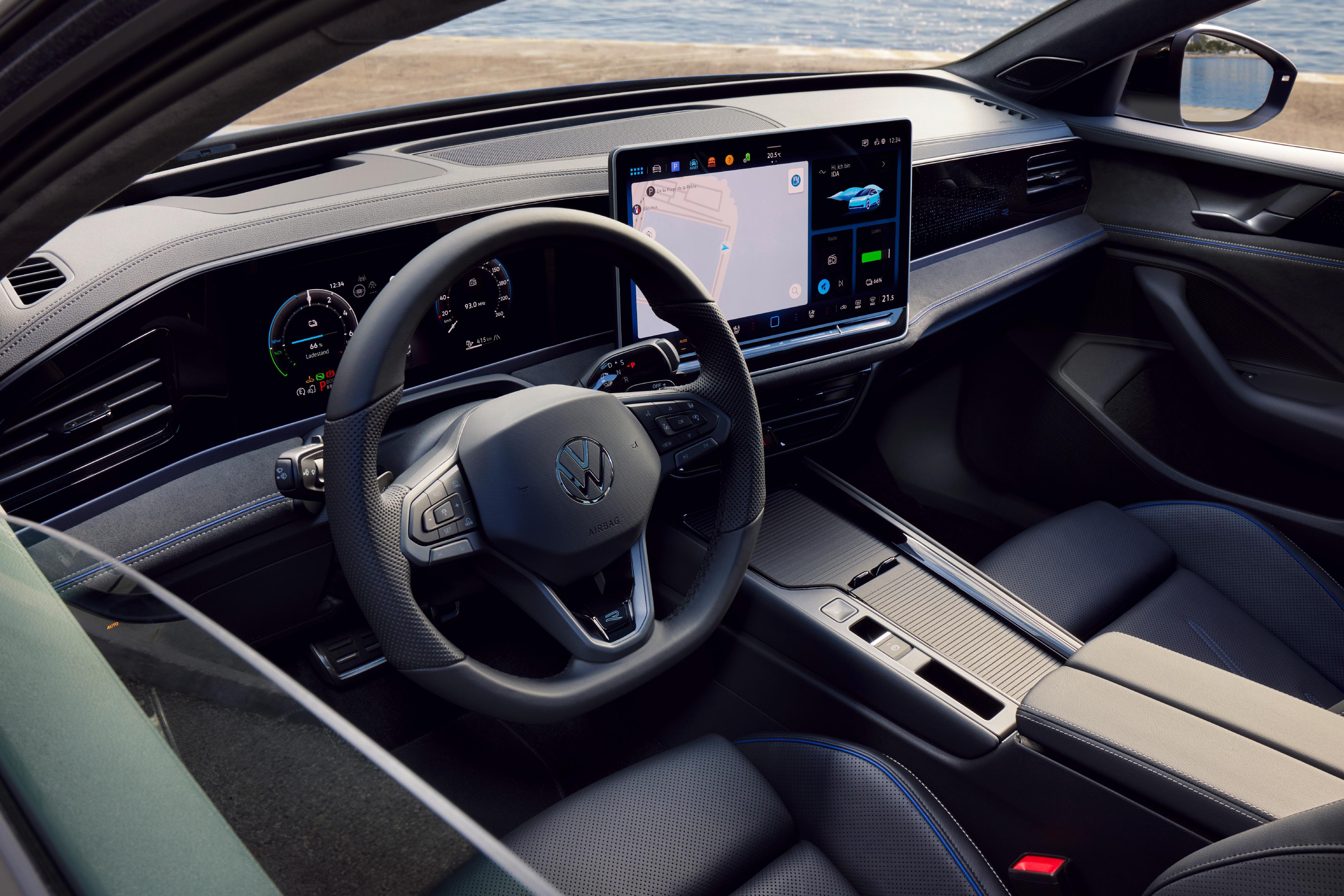 Der Arbeitsplatz des Fahrers respektive der Fahrerin wird gleichfalls serienmäßig mit einem digitalen Instrumentarium ausgestattet.