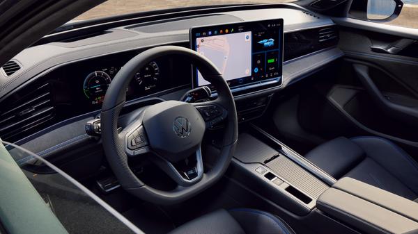 Der Arbeitsplatz des Fahrers respektive der Fahrerin wird gleichfalls serienmäßig mit einem digitalen Instrumentarium ausgestattet.