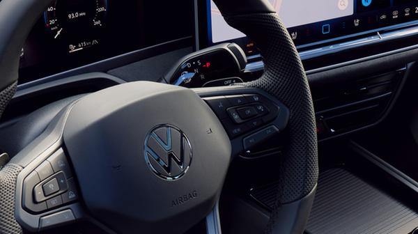 Der Wahlhebel für die Automatikfahrstufen sitzt nun an der Lenksäule.