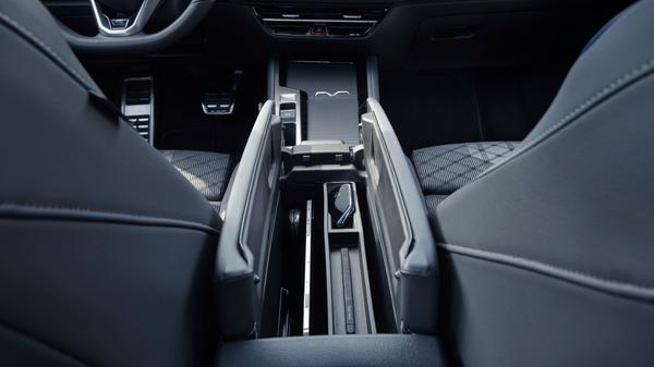 Das hat den Vorteil, dass die Mittelkonsole mehr Platz für praktische Ablagen bietet.