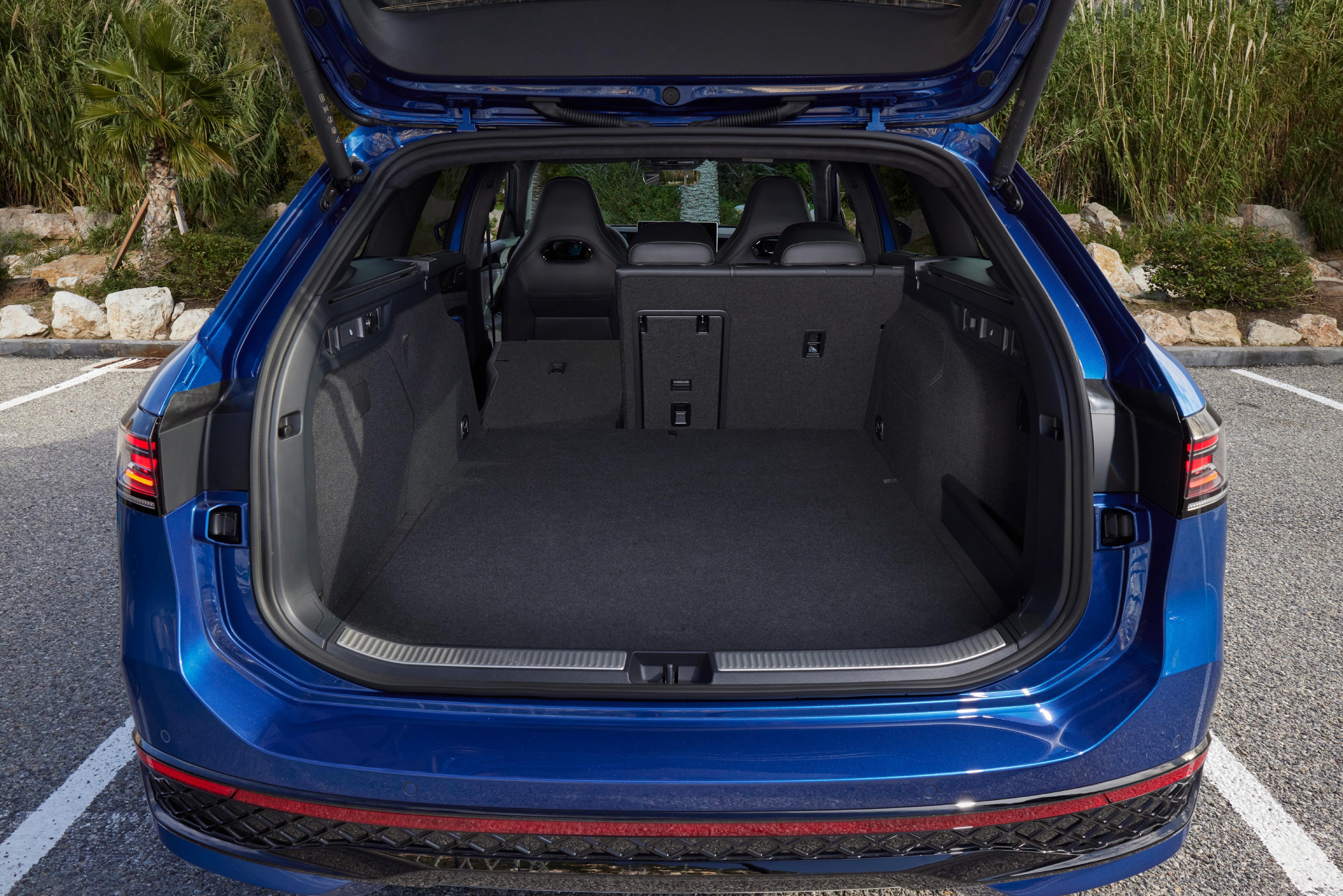 Das Gepäckabteil nimmt über eine niedrige Ladekante 690 bis 1920 Liter auf. Bei den Plug-in-Hybriden sind es allerdings nur 510 bis 1770 Liter.