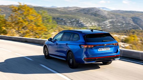 Das Leistungsspektrum der Benziner reicht von 110 kW/150 PS bis 195 kW/265 PS, das der Diesel bis 142 kW/193 PS.