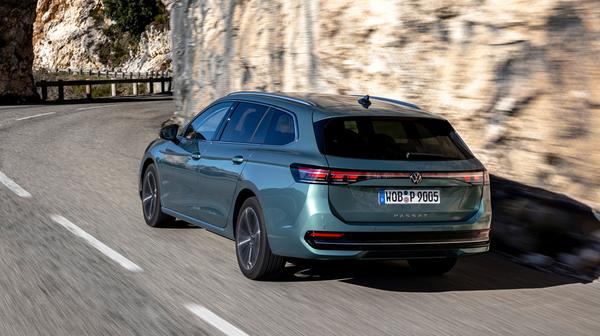 An der AC-Wallbox tanken die eHybride mit 11 kW, und auch die DC-Schnellladesäule können sie anzapfen, konkret mit bis zu 50 kW.