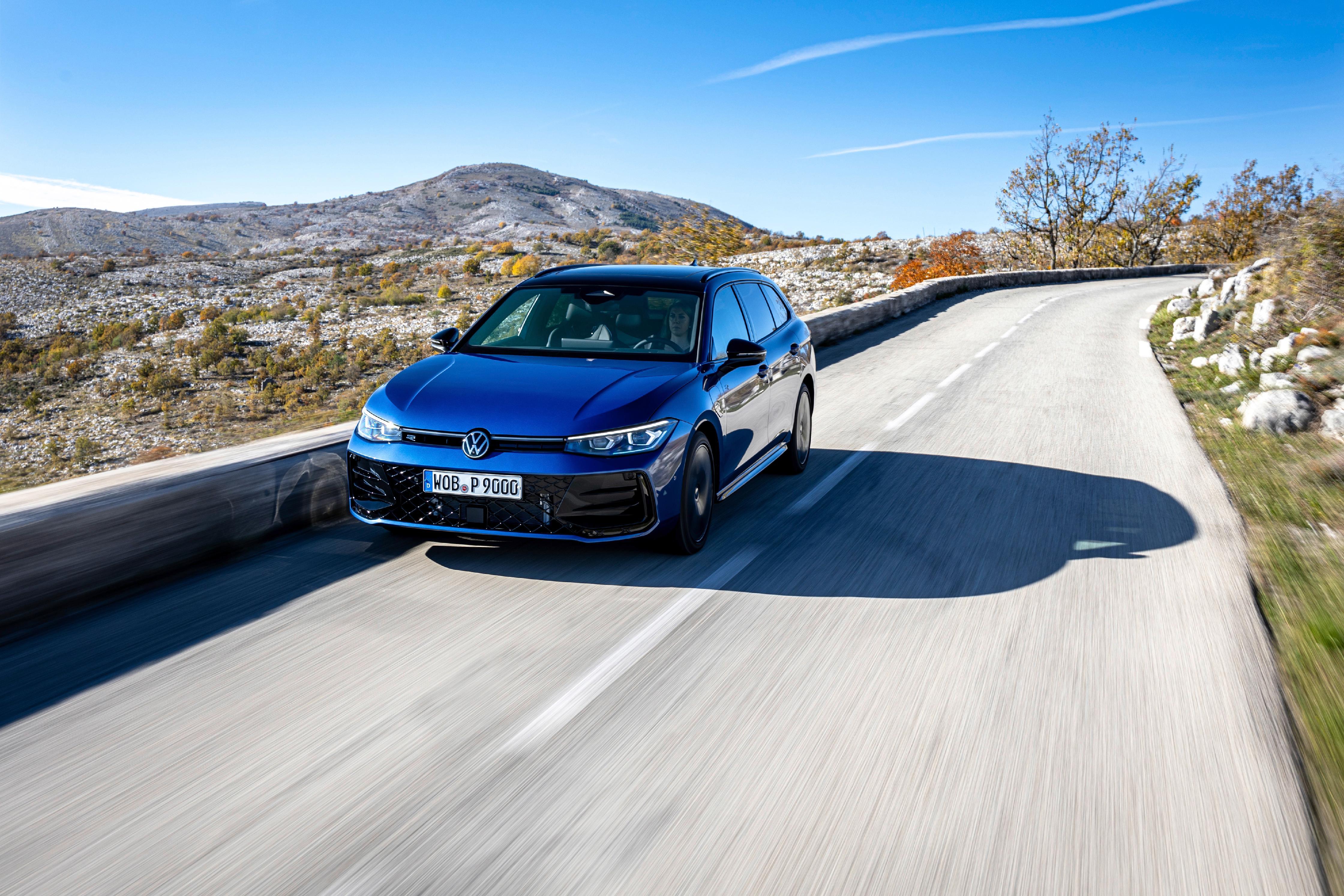 Der Einstiegspreis von 39.995 Euro gilt für das Basismodell "Passat" 1.5 eTSI mit 48-Volt-Mildhybridantrieb.