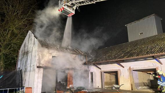 Großbrand in Gutenstetten: Werkstatt fängt Feuer, über 100 Einsatzkräfte löschen Flammen