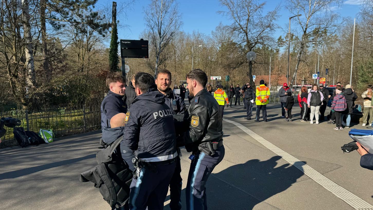 Mehrere Tierschützer blockierten am Samstagmorgen den Eingang zum Nürnberger Tiergarten. Die Polizei musste sie zum Teil wegtragen.