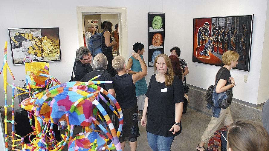 Plastiken, Gemälde, Fotografien, Triptychon: Das den Mitgliedern der „Gruppe Plus“ gestellte Thema führte zu unterschiedlichen Ergebnissen (hier Impressionen von der Vernissage). Plastiken, Gemälde, Fotografien, Triptychon: Das den Mitgliedern der „Gruppe Plus“ gestellte Thema führte zu unterschiedlichen Ergebnissen (hier Impressionen von der Vernissage).