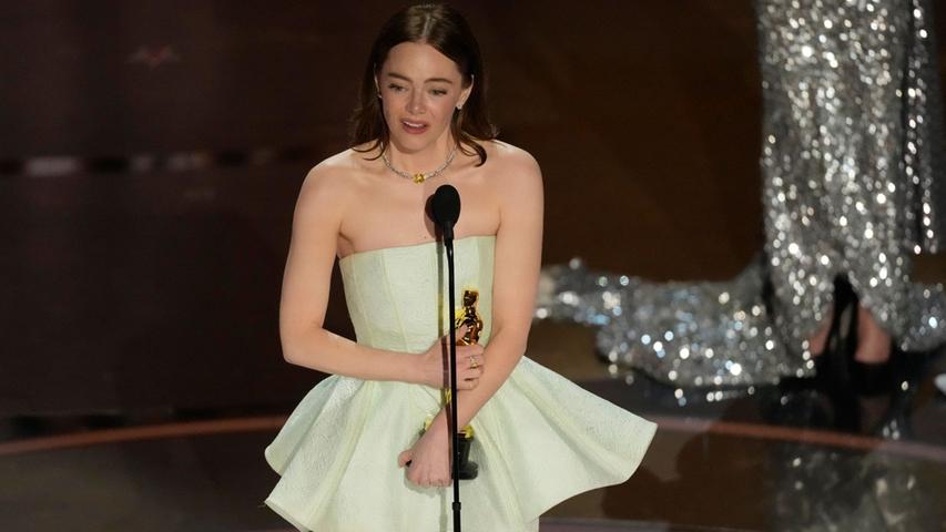 Emma Stone nimmt den Preis für die beste Leistung einer Hauptdarstellerin entgegen.