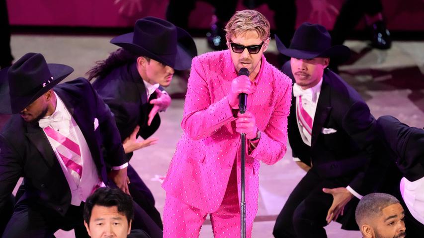 Stone gab grinsend Ryan Gosling die Schuld an der Panne. Sie sei so begeistert von Goslings Auftritt mit dem Song "I'm Just Ken" gewesen, dass es dabei wohl passiert sei. Der Hollywood-Star hatte während der Oscar-Gala mit Dutzenden tanzenden Männern das Lied aus dem Film "Barbie" gesungen und damit die Zuschauer begeistert. 