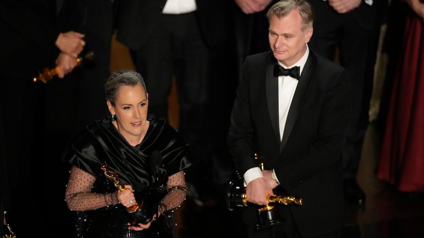 Emma Thomas und Christopher Nolan nehmen einen von sieben Oscars für "Oppenheimer" entgegen. Der biografische Historienfilm avancierte bei den 96. Oscars zum großen Gewinner und holte die zwei wichtigsten Oscars - für den besten Film und die beste Regie von Nolan. 