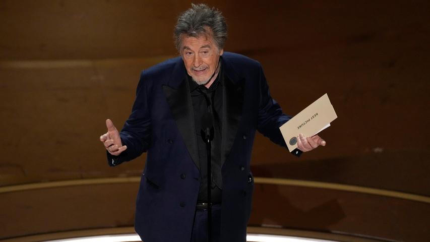 Hollywood-Star Al Pacino sorgte eher ungewollt für Lacher, als er den wichtigsten Preis des Abends etwas holprig verkündete. "Nun, dies ist der Zeitpunkt für die letzte Auszeichnung des Abends", sagte der 83-Jährige ganz am Ende der Gala. "Und es ist mir eine Ehre, ihn zu überreichen. Zehn wunderbare Filme wurden nominiert, aber nur einer wird den Preis für den besten Film erhalten. Und dafür muss ich an den Umschlag gehen." Im Publikum regte sich Gelächter, als er weiter kommentierte: "Und das werde ich tun. Da kommt er. Und meine Augen sehen "Oppenheimer"." An diesem Punkt setzte Musik ein und die Menge jubelte. 