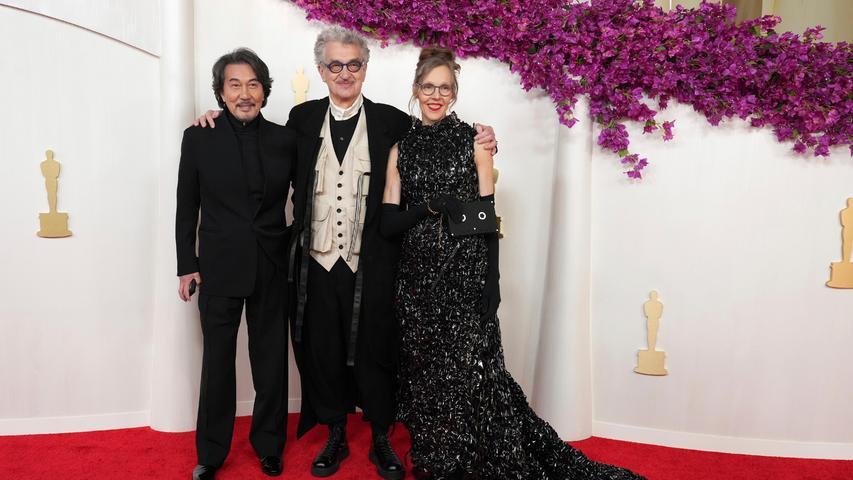 Der deutsche Filmemacher Wim Wenders, der diesmal für Japan im Rennen war, verpasste auch bei seiner vierten Nominierung den Preis.Koji Yakusho (l-r), Wim Wenders und Donata Wenders kommen zur Oscar-Verleihung im Dolby Theatre in Los Angeles.