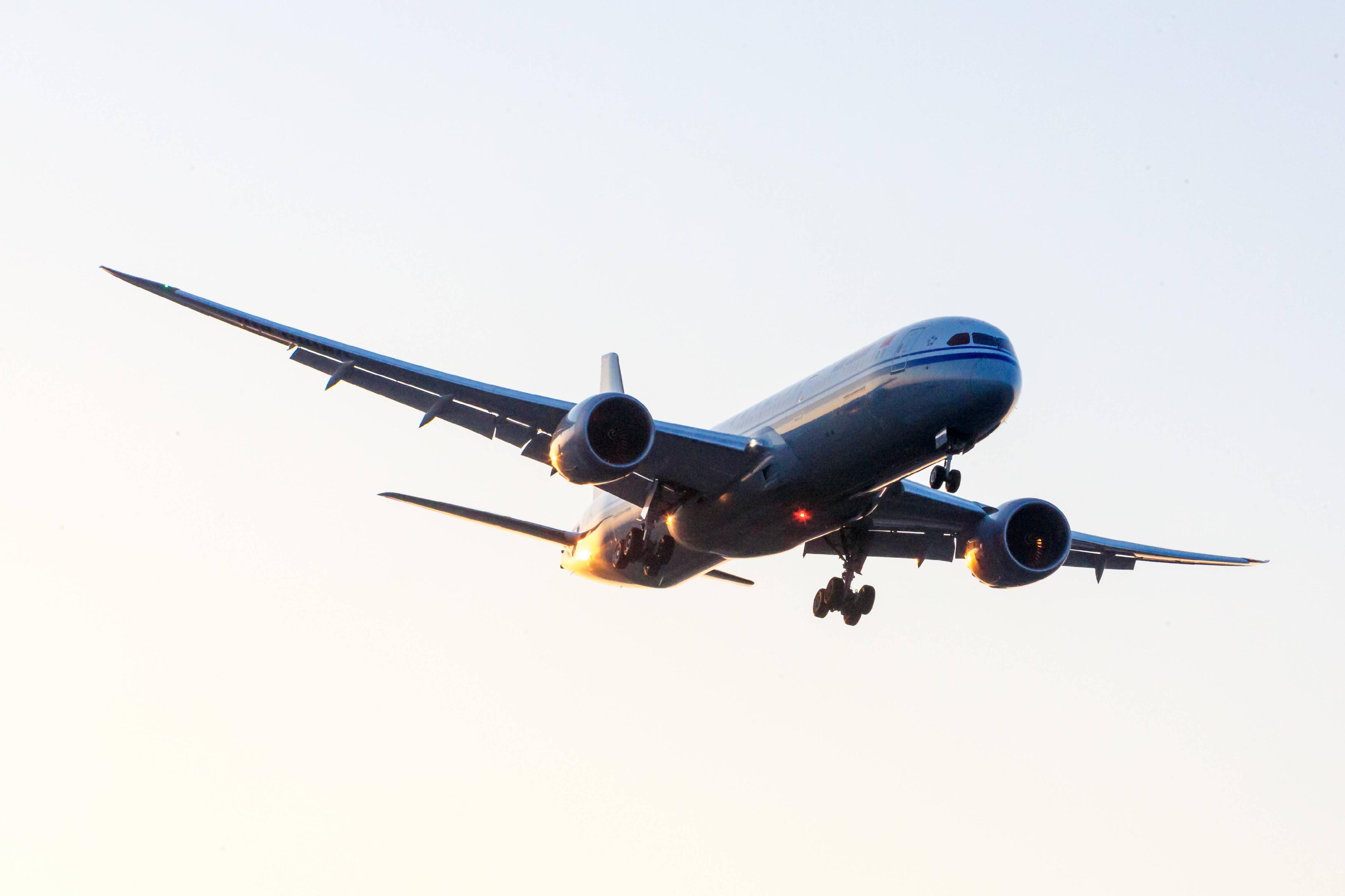 Passagiere fliegen durch Boeing-Kabine: 50 Verletzte nach Turbulenzen ...