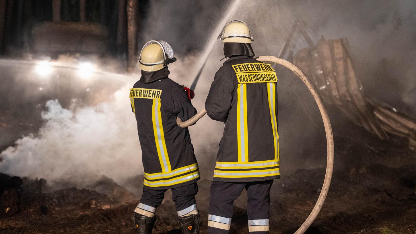 Als die Feuerwehr am Sonntagabend in dem Waldstück bei Abenberg eintraf, stand ein Holzlagerplatz in Flammen.