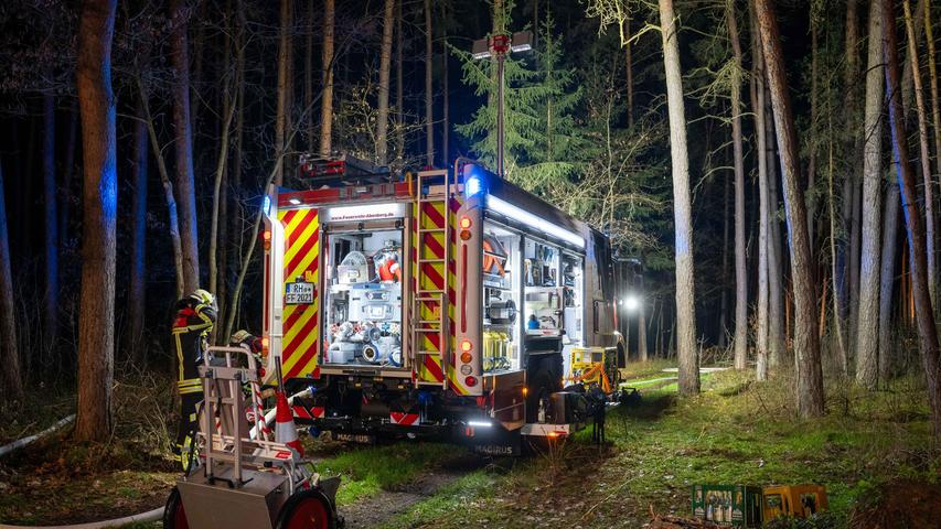 Mit massivem Einsatz konnten die Freiwilligen Feuerwehren aus den umliegenden Ortschaften verhindern, dass der Brand auf den Kiefernwald übergriff.