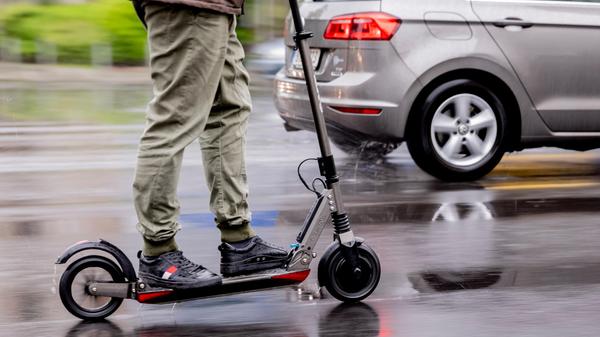 E-Roller fährt über Straße