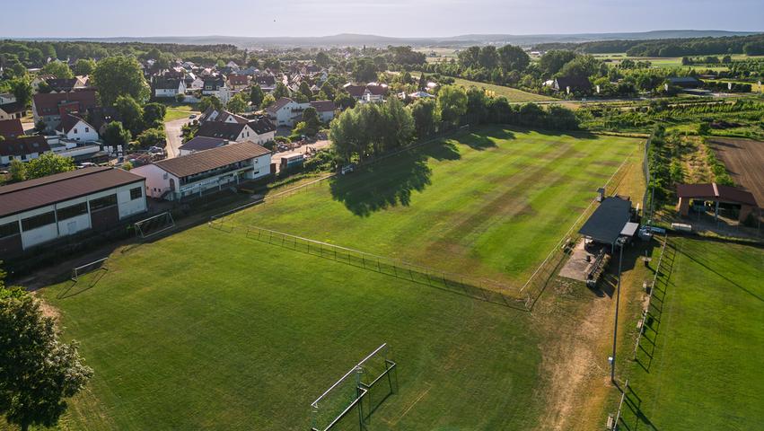 Mit Bezug des neuen Sportheimes 1984 fand die DJK-SpVgg Effeltrich direkt neben der Schule und der Turnhalle, die neue sportliche Heimat mitten im Dorf.