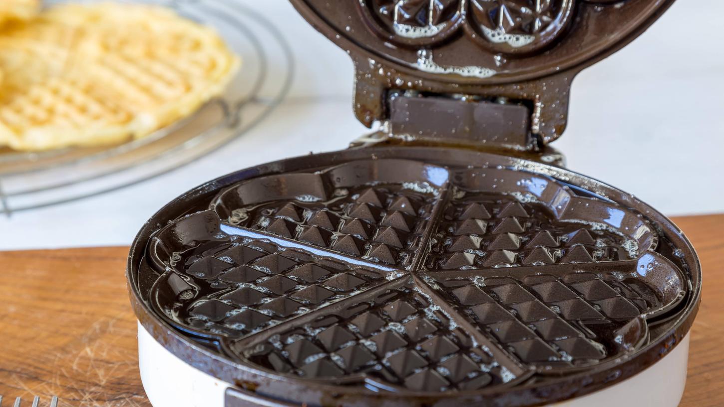 Wer das Waffeleisen mit Wasser und Spülmittel reinigt, muss vorsichtig sein, dass Wasser nicht ins Innere läuft. Wer das Waffeleisen mit Wasser und Spülmittel reinigt, muss vorsichtig sein, dass Wasser nicht ins Innere läuft.