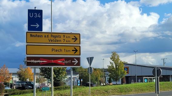 Schild für Karls Erlebnis-Dorf in Plech hängt schon an der A9-Ausfahrt: So weit sind die Planungen