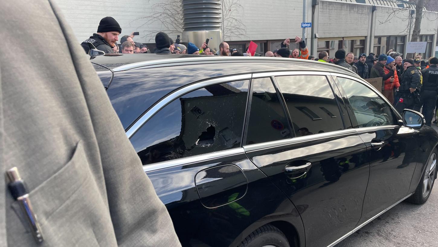 Auch den grünen Bundesagrarminister Cem Özdemir haben die Gegner im Visier. In Biberach durchschlug ein Stein das Fenster eines seiner Begleitfahrzeuge.