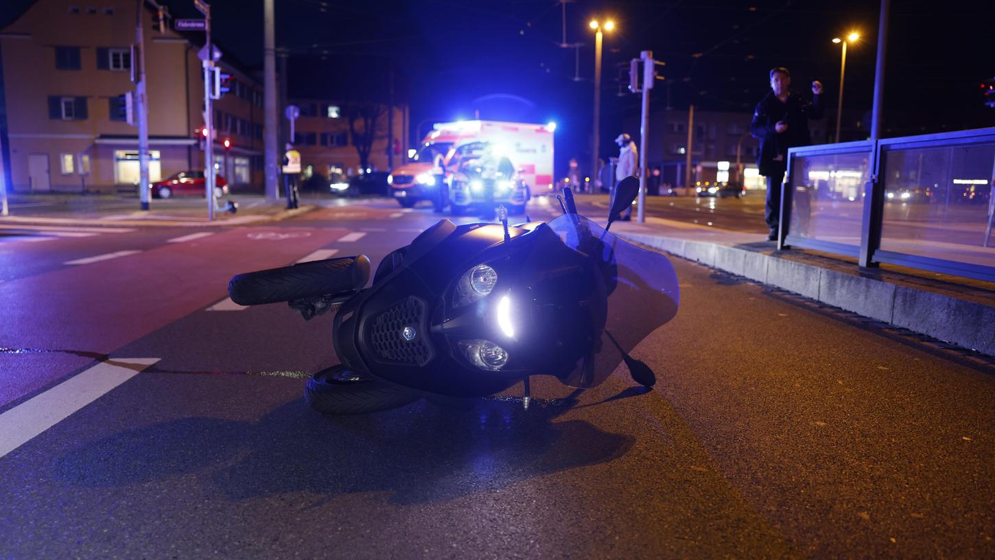 In Nürnberg kam es am Montagabend zu einem Unfall zwischen einem Roller und einem Fußgänger.