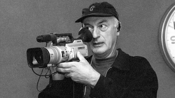 Im Alter von 88 Jahren ist der deutsche Kultfilm-Regisseur Percy Adlon am Sonntag, 10. März, gestorben. In den 1980er Jahren erlangte er große Bekanntheit, zu seinen größten Erfolgen gerhörte der Film "Out of Rosenheim". Ende der 80er Jahre zog er von Oberbayern nach Los Angeles über, wo er nun auch starb.
