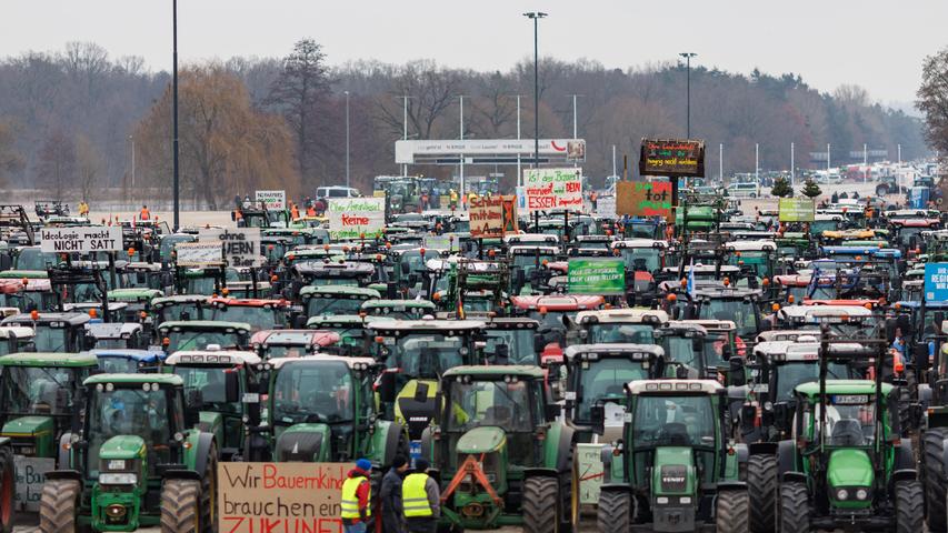 Wenn es nichts zu feiern gibt, kann auf dem Areal am Dutzendteich auch mal protestiert werden: Mitte Januar trafen sich hier Hunderte von  Landwirten mit ihren Traktoren zu einer Protestversammlung gegen Sparpläne der Bundesregierung. 