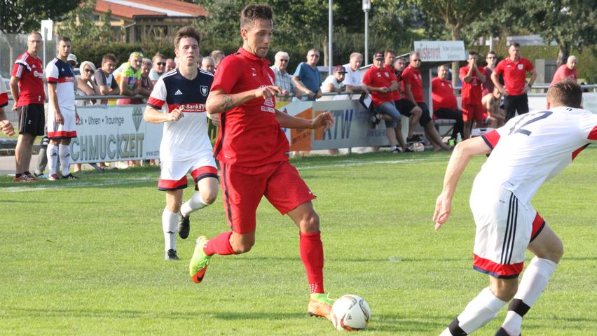 „Ich brenne fürs runde Leder“, sagt Mario Swierkot (in Rot), hier für den TSV 1860 Weißenburg am Ball beim Bezirksliga-Spiel im August 2017 gegen den SC Aufkirchen.  