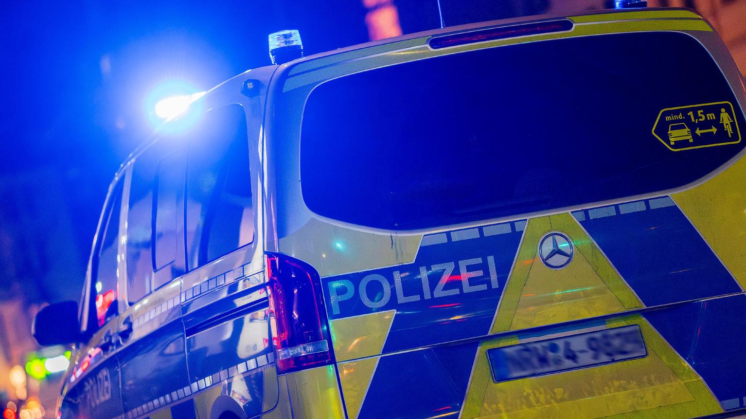 In einem 25 Jahre alten Mordfall hat die Polizei in Unterfranken zwei Tatverdächtige festgenommen. In einem 25 Jahre alten Mordfall hat die Polizei in Unterfranken zwei Tatverdächtige festgenommen.
