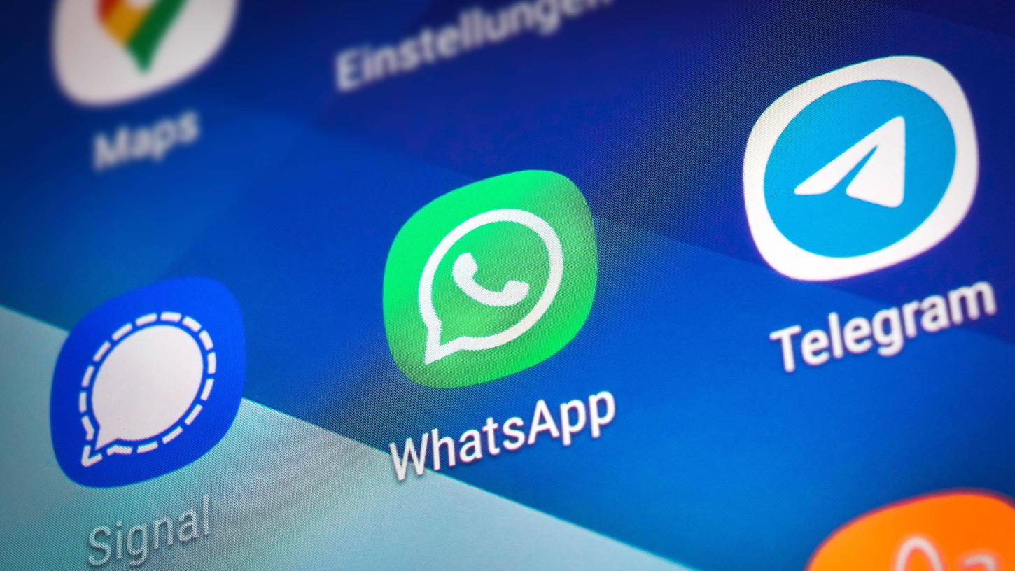 Logos der Messenger-Apps Telegram, WhatsApp und Signal auf dem Bildschirm eines Smartphones.